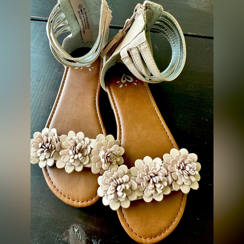 Beige sandal with floral accents